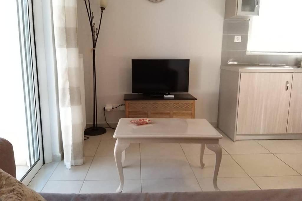 New, Bright, Cozy, Autonomous Apartment With Private Entrance And Garden, 42 M2, 5Min To The Beach And City Center Kalamata Extérieur photo