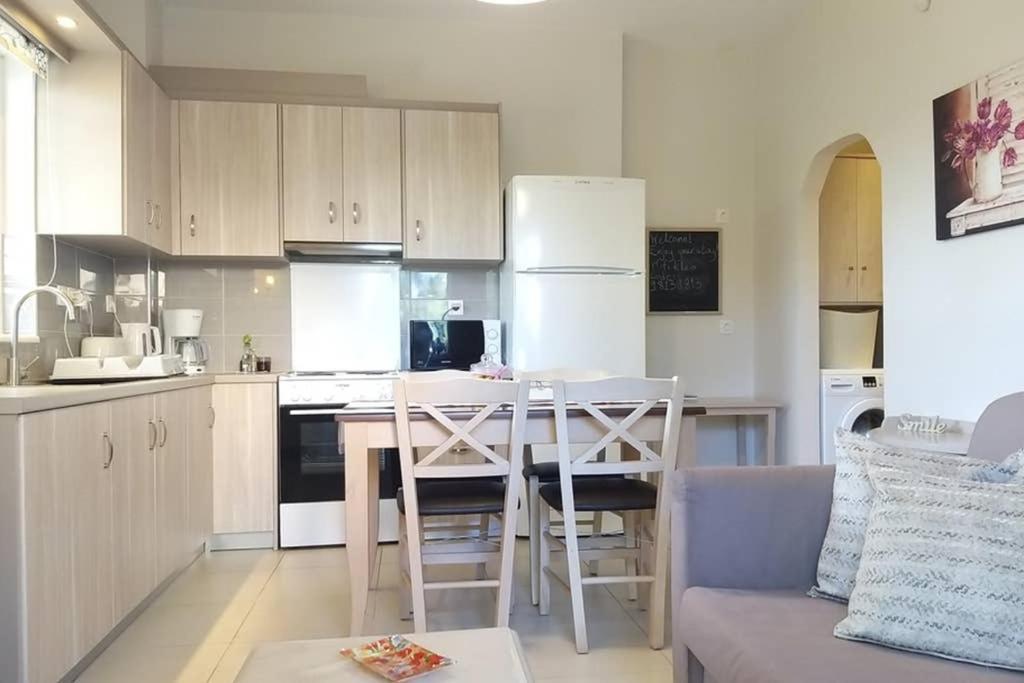 New, Bright, Cozy, Autonomous Apartment With Private Entrance And Garden, 42 M2, 5Min To The Beach And City Center Kalamata Extérieur photo