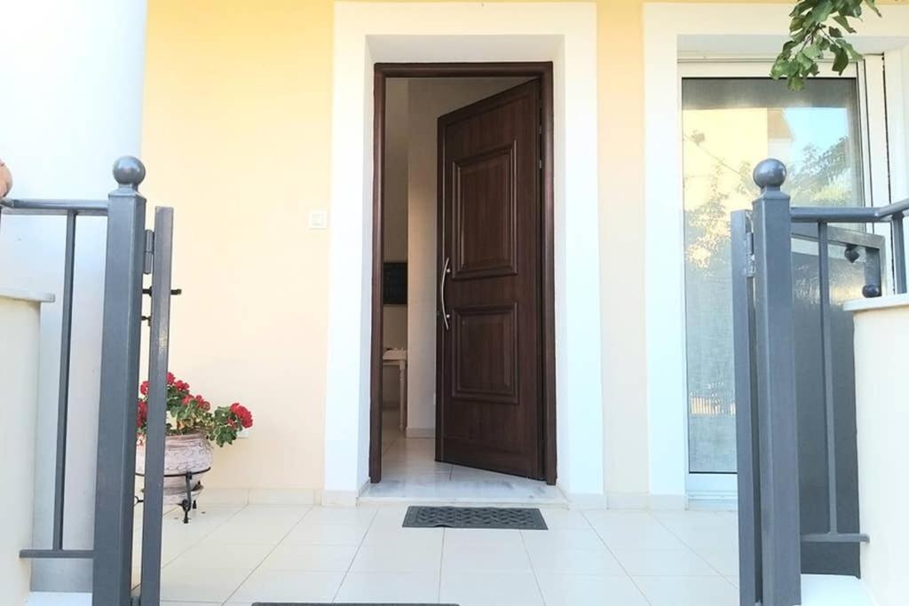 New, Bright, Cozy, Autonomous Apartment With Private Entrance And Garden, 42 M2, 5Min To The Beach And City Center Kalamata Extérieur photo