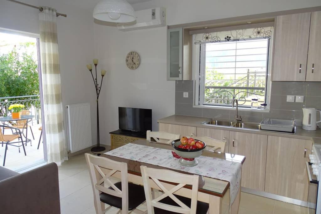 New, Bright, Cozy, Autonomous Apartment With Private Entrance And Garden, 42 M2, 5Min To The Beach And City Center Kalamata Extérieur photo