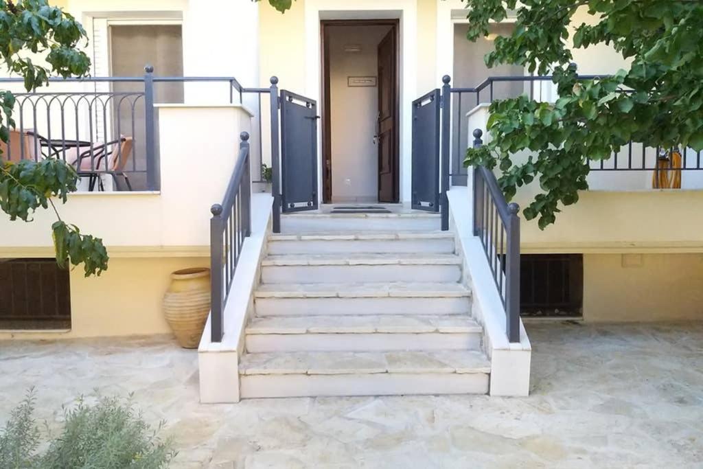 New, Bright, Cozy, Autonomous Apartment With Private Entrance And Garden, 42 M2, 5Min To The Beach And City Center Kalamata Extérieur photo